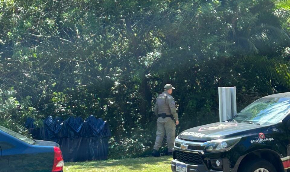Homem encontrado morto em área externa de shopping é identificado