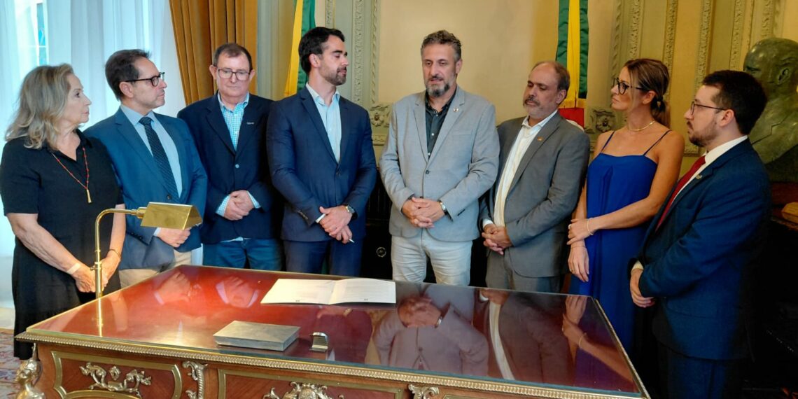 Issur Koch celebra sanção da lei que cria conselho estadual de combate à informalidade