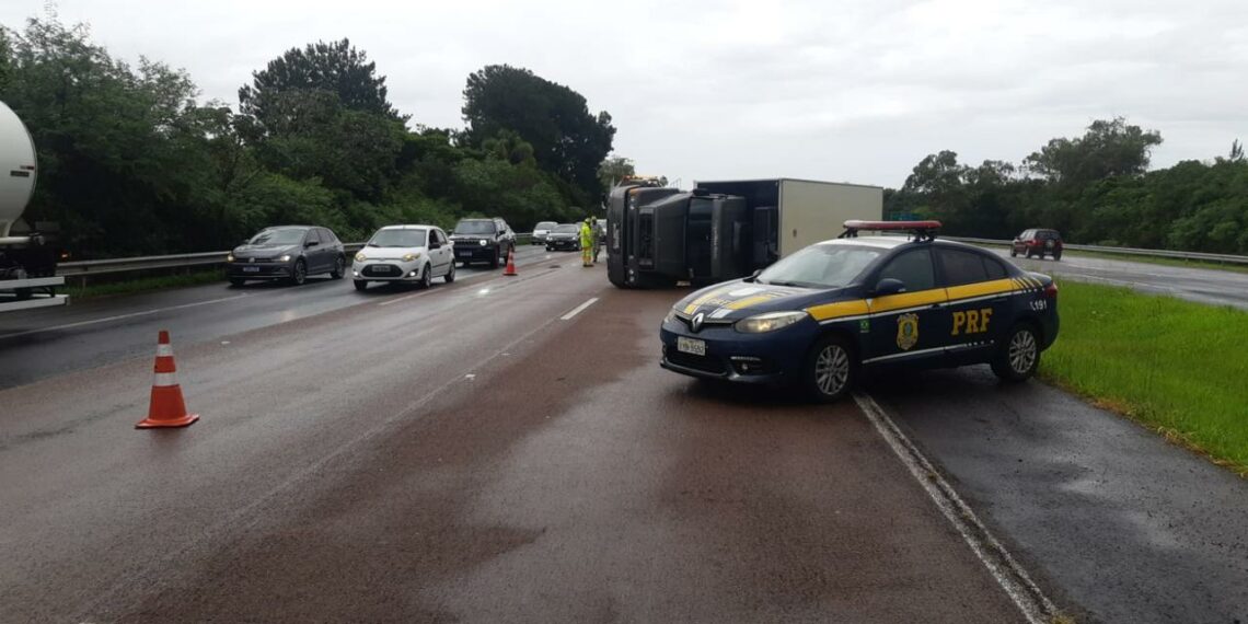 Duas faixas da freeway seguem bloqueadas após caminhão tombar na rodovia