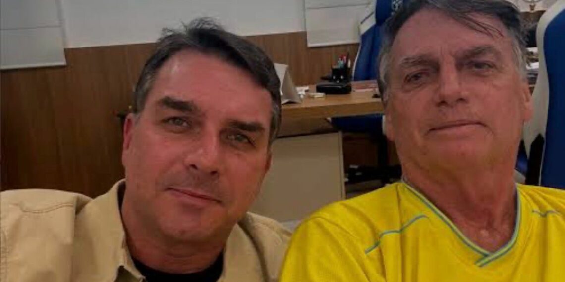 Em carta, Bolsonaro confirma o filho Flávio como pré-candidato à Presidência da República em 2026