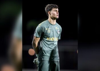 Goleiro sapiranguense Gabriel Menegon sobe para o time profissional do Grêmio