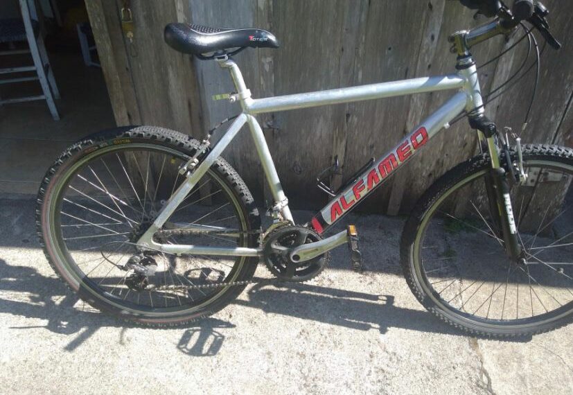 Furto de bicicleta é flagrado por câmeras de segurança no Centro