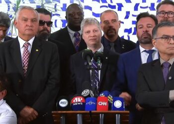 “Ninguém está acima da lei”, afirma Marcel van Hattem após protocolar impeachment de Moraes