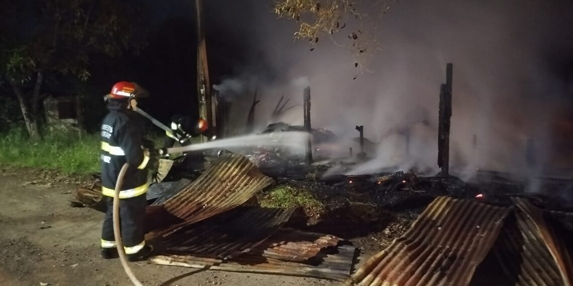 Incêndio atinge residência durante a madrugada em Nova Hartz