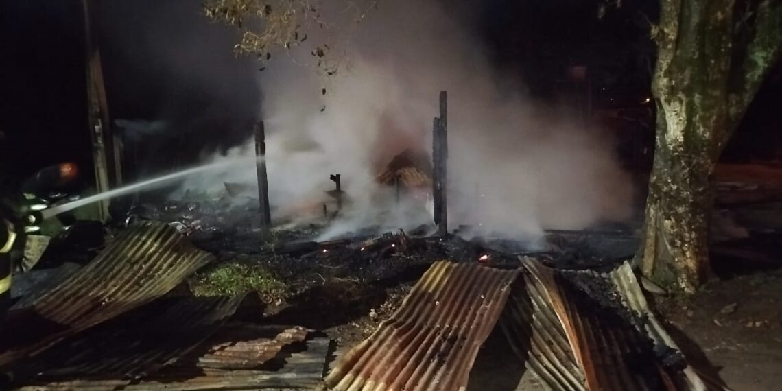 Incêndio atinge residência durante a madrugada em Nova Hartz
