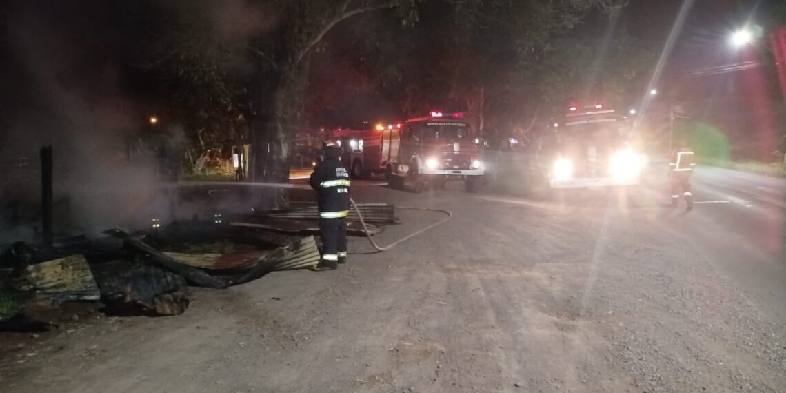 Incêndio atinge residência durante a madrugada em Nova Hartz