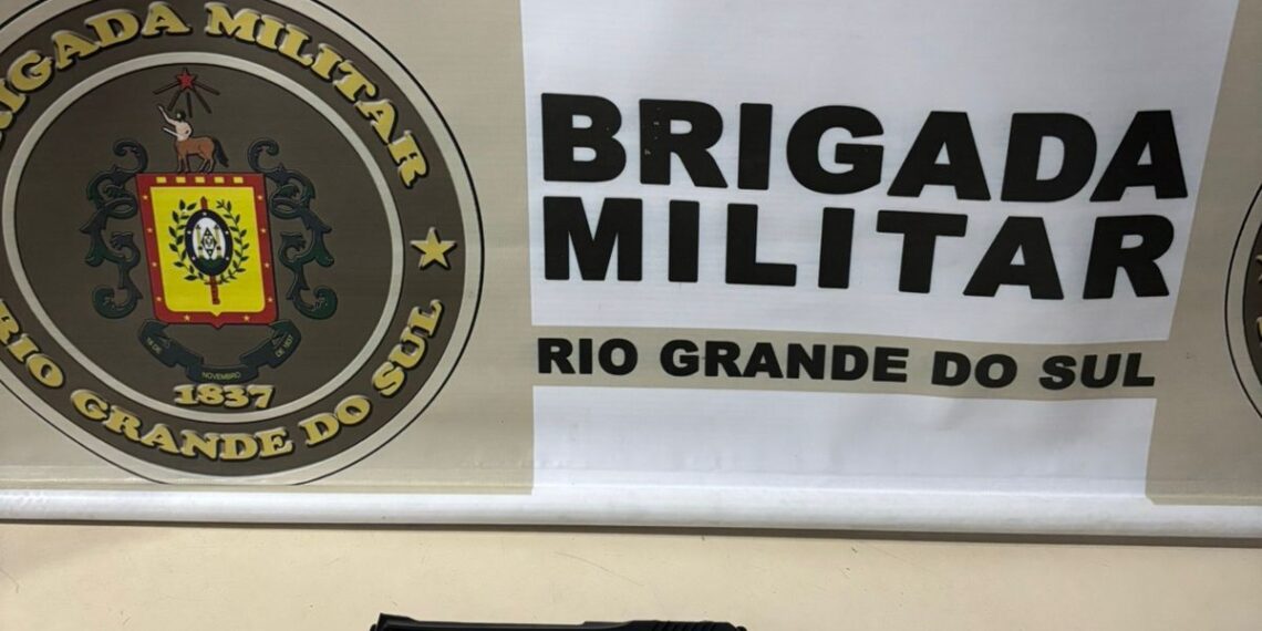 Homem é detido com simulacro de arma após perseguição no Centro de Sapiranga