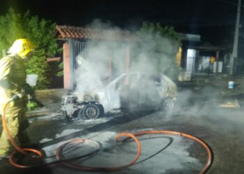 Incêndio em veículo mobiliza o Corpo de Bombeiros em Campo Bom