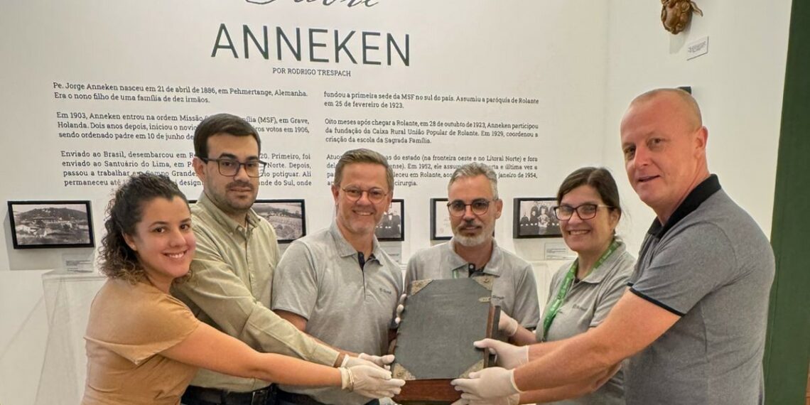 Memorial Anneken recebe edição  rara de Bíblia alemã em seu acervo