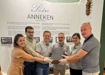 Memorial Anneken recebe edição rara de Bíblia alemã em seu acervo