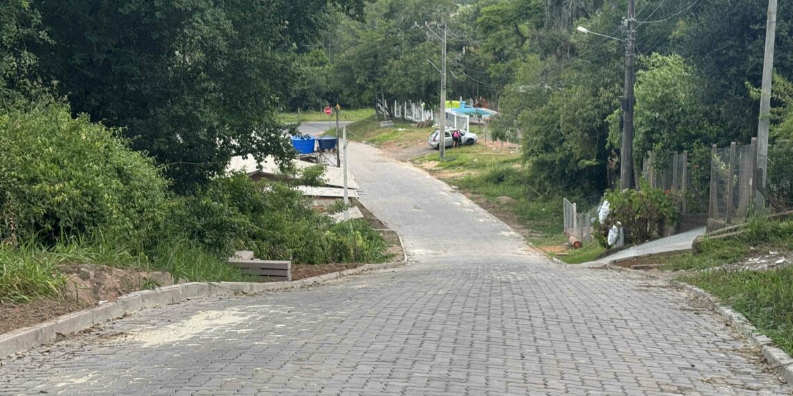 Obras de pavimentação urbana em Araricá avançam em vias estratégicas