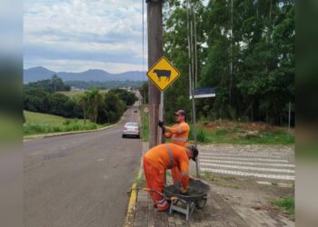 Dois Irmãos instala 150 novas placas de trânsito em diferentes pontos da cidade