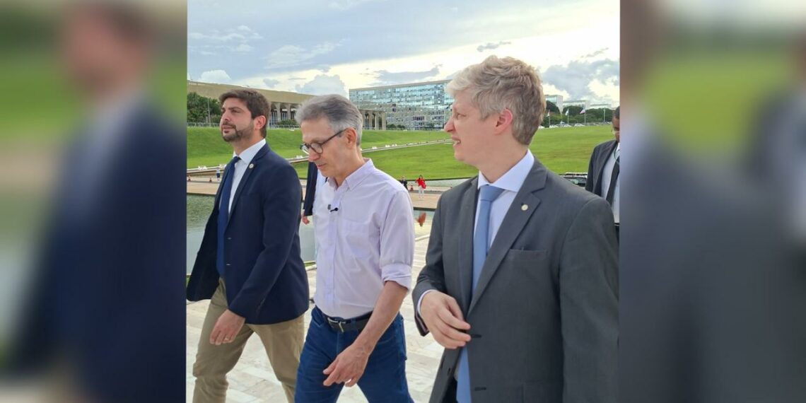 Em Brasília, Felipe Camozzato assina pedido de impeachment de Alexandre de Moraes