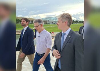 Em Brasília, Felipe Camozzato assina pedido de impeachment de Alexandre de Moraes