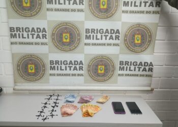 Dupla é presa com 51 pedras de crack durante patrulhamento da Brigada Militar em Campo Bom