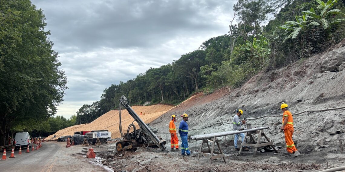 Obras emergenciais de contenção e estabilização de encostas da BR-116 devem ser concluídas em junho