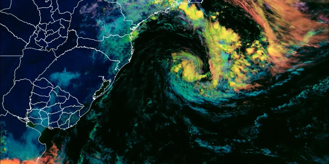 Ciclone atípico deve trazer vento e chuva ao litoral gaúcho