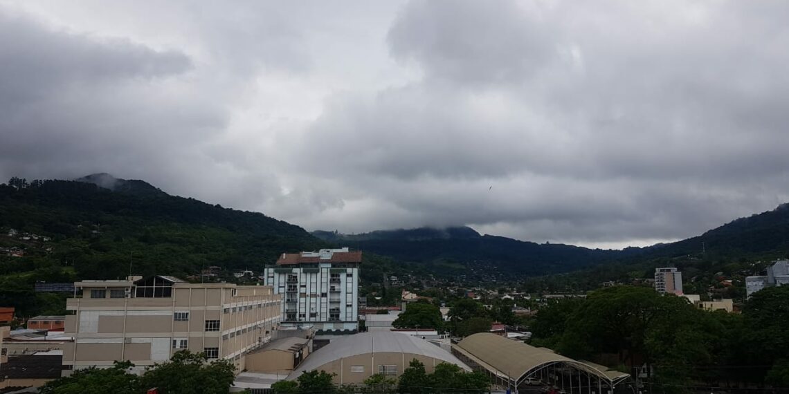 Rio Grande do Sul enfrenta risco de temporais nas próximas horas, alerta Metsul