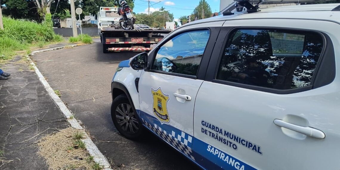 Guarda de Trânsito localiza moto roubada abandonada em área de mato