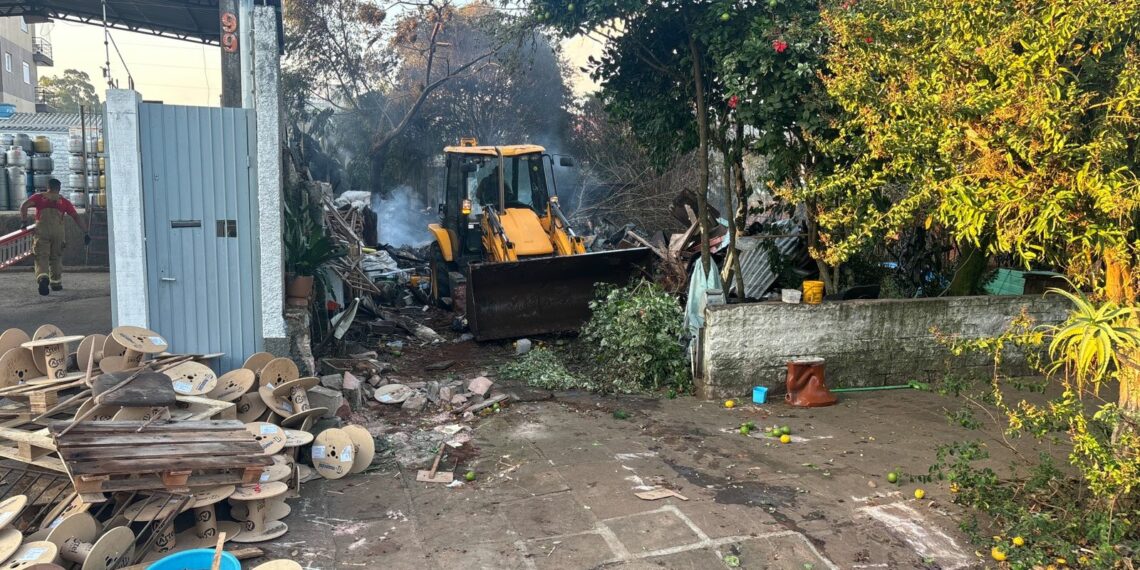 Incêndio de grandes proporções destrói três casas no mesmo terreno, em Campo Bom