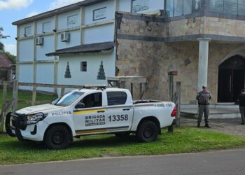 INACREDITÁVEL: Ladrão tenta invadir igreja e morre entalado na janela