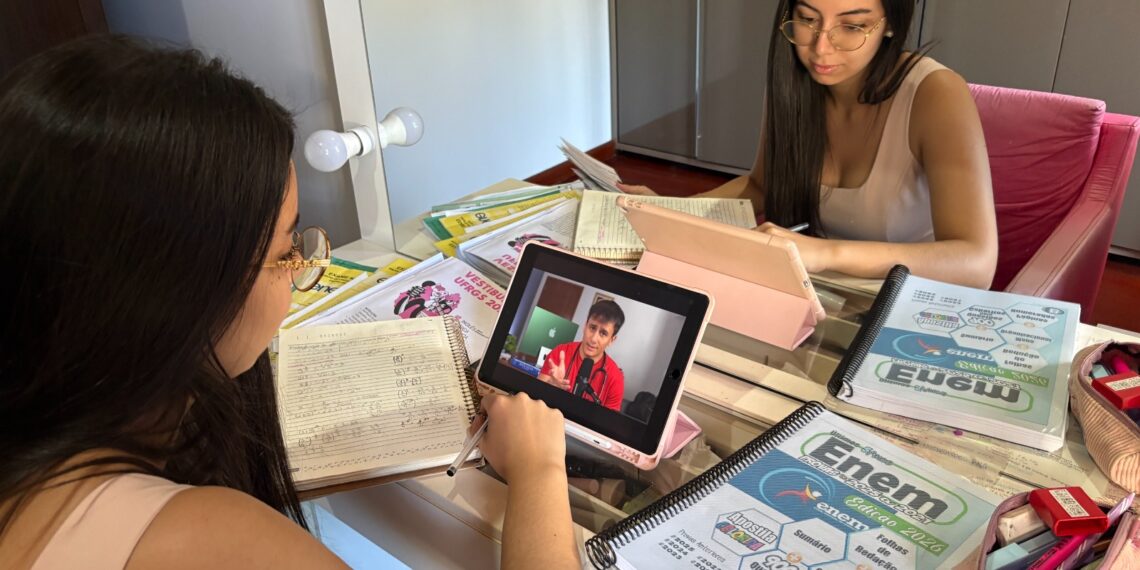 Gratuito, curso Universitário do Amanhã prepara jovens para o Enem; saiba como e onde se inscrever