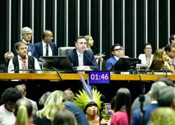 Congresso derruba veto de Lula e altera regras de penas para atos de 8 de janeiro