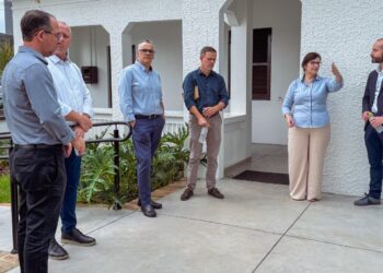 Diretor do grupo Mondragon visita sede da Sicredi Caminho das Águas