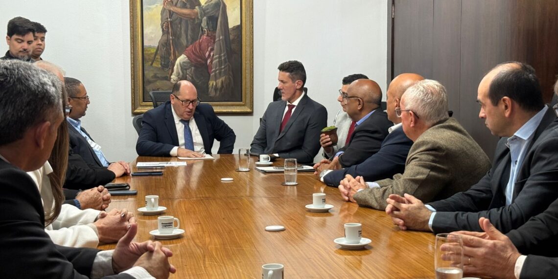 Deputado Delegado Zucco propõe Frente Parlamentar após entrega de abaixo-assinado contra privatização da água