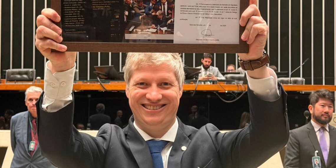 Van Hattem ironiza suspensão e chama punição de “medalha de honra”