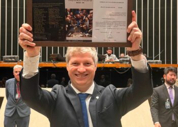 Van Hattem ironiza suspensão e chama punição de “medalha de honra”