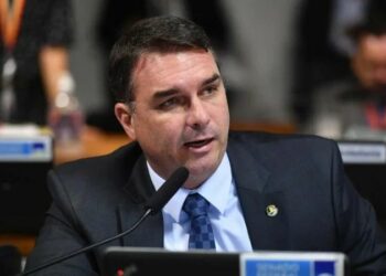 Pré-candidato à presidência, Flávio Bolsonaro afirma que propõe reduzir a maioridade penal