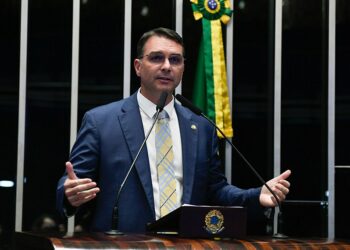 Flávio Bolsonaro confirma pedido de dinheiro a Vorcaro para filme sobre o pai