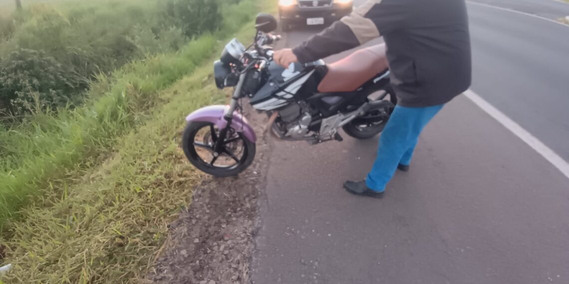 Acidente entre carro e moto é registrado na RS-239, em Araricá
