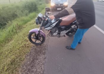 Acidente entre carro e moto é registrado na RS-239, em Araricá