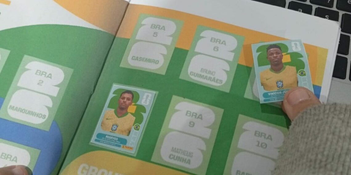 Alunos do 5º ano da Emef Maltus Krumen recebem figurinha ao concluir atividades | Foto: Roberta Barreto