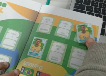 Alunos do 5º ano da Emef Maltus Krumen recebem figurinha ao concluir atividades | Foto: Roberta Barreto