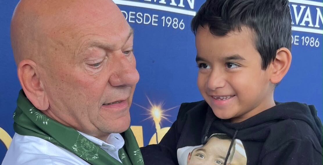 Véio da Havan honra promessa e doa R$ 20 mil para menino com doença rara