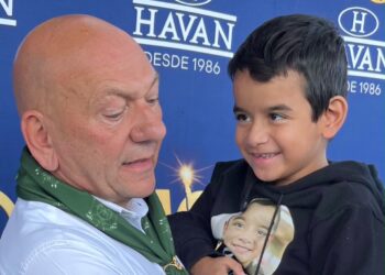 Véio da Havan honra promessa e doa R$ 20 mil para menino com doença rara