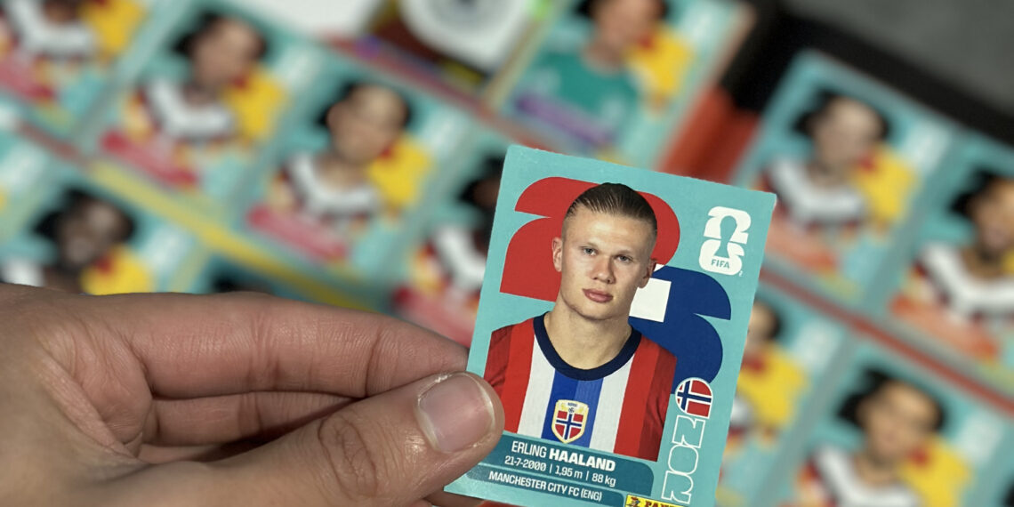Álbum da Copa 2026: Entre pacotinhos e coleções, a busca pelas 980 figurinhas atravessa gerações