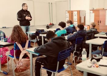 Delegacia de Dois Irmãos palestra sobre Cannabis para alunos da escola Felippe Wendling