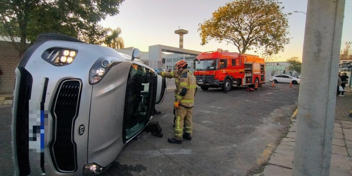 Mulher é socorrida após colisão envolvendo dois carros e uma motocicleta em Campo Bom