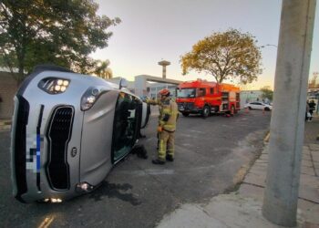 Mulher é socorrida após colisão envolvendo dois carros e uma motocicleta em Campo Bom