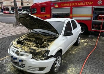Incêndio em veículo é registrado no Centro de Campo Bom
