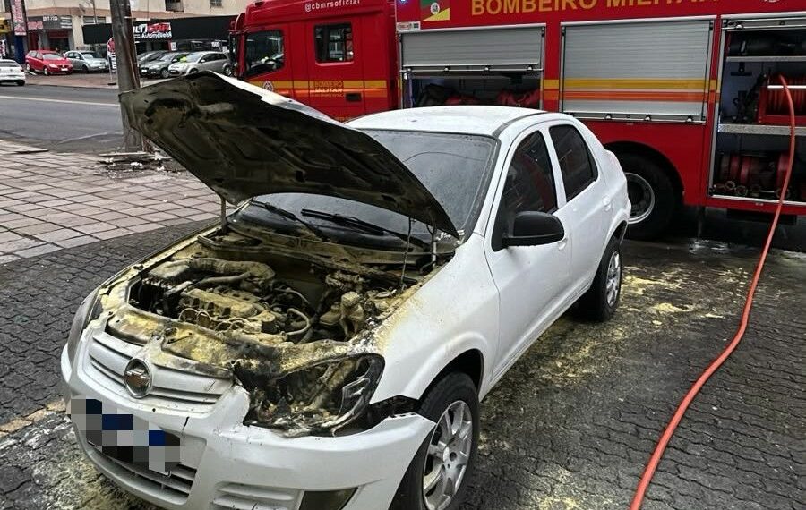 Incêndio em veículo é registrado no Centro de Campo Bom