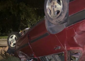 Colisão entre veículos resulta em capotamento e motorista fica ferido na RS-239 em Sapiranga