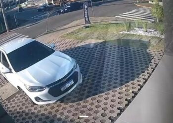 Câmeras flagram colisão entre carro e triciclo elétrico que resultou em morte