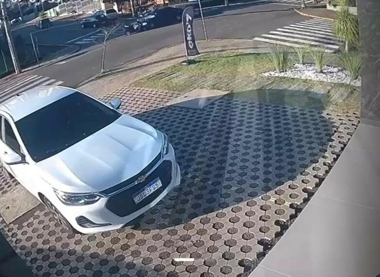 Câmeras flagram colisão entre carro e triciclo elétrico que resultou em morte