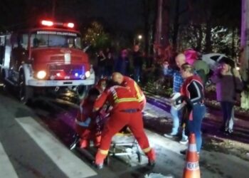 Mulher perde controle de veículo, sai da pista e bate contra árvore, em Nova Hartz