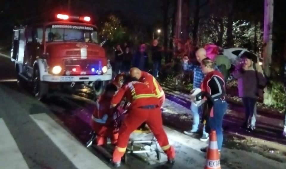 Mulher perde controle de veículo, sai da pista e bate contra árvore, em Nova Hartz